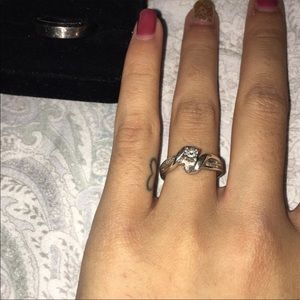 Women’s diamond promise ring